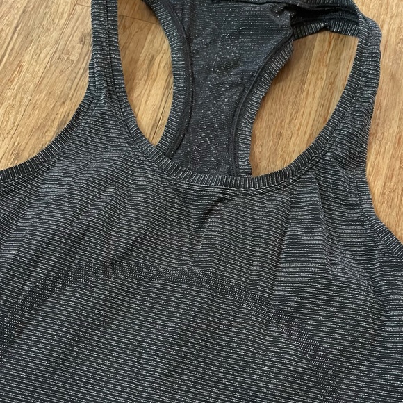 Lululemon Swiftly Tech Racerback Black / Silver, Sz 6 - Picture 2 of 5